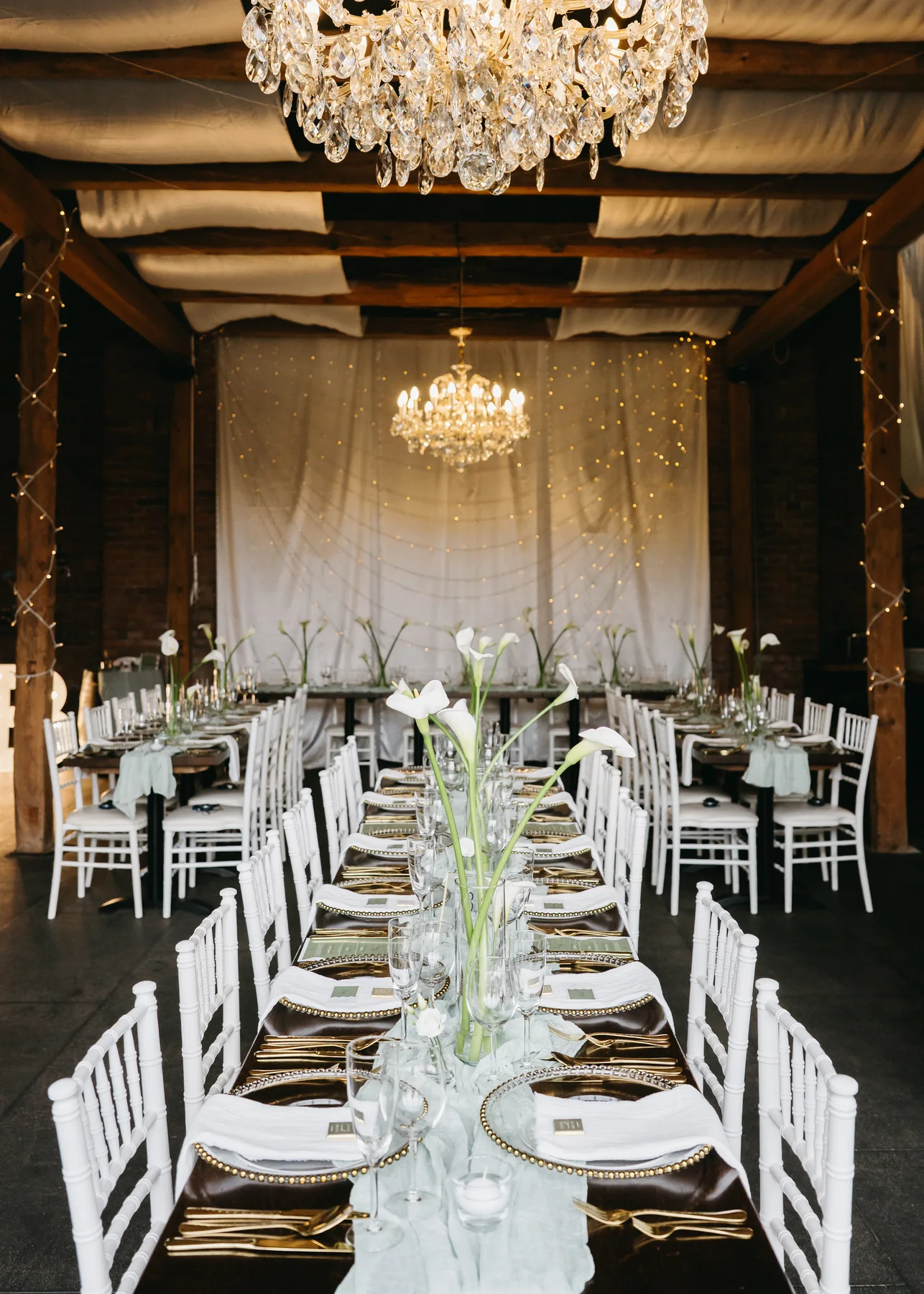 Elegantně připravená svatební tabule